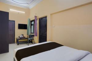 Postel nebo postele na pokoji v ubytování Hotel O Durgapuri Metro Station Lucknow Formerly Pal Awadh