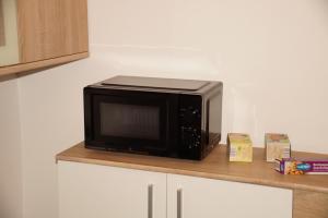 ヘルツォーゲンアウラッハにあるFortl's Apartmentのカウンターの上に置かれた電子レンジ +8枚の写真