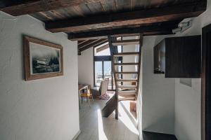 eine Treppe in einem Raum mit einem Wohnzimmer in der Unterkunft Casa Laret 6-12 in Laax-Murschetg