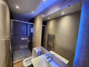 een badkamer met wastafel, douche en toilet bij Luxury Cottage Stay Rooms Free Wifi Old Trafford Manchester in Manchester +115 foto's