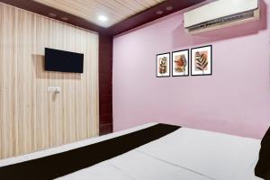 Un pat sau paturi într-o cameră la SPOT ON Isshu Hotel And Restaurant