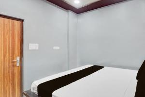 Un pat sau paturi într-o cameră la SPOT ON Isshu Hotel And Restaurant