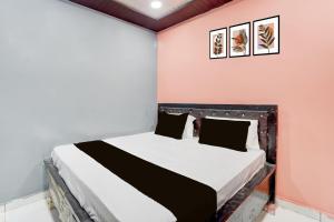 Un pat sau paturi într-o cameră la SPOT ON Isshu Hotel And Restaurant +21 fotografii