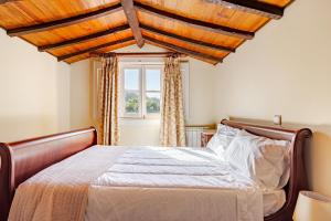 una camera da letto con un letto e una finestra di Casa dos Avós a Perre