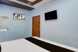 Un televizor și/sau centru de divertisment la SPOT ON Isshu Hotel And Restaurant