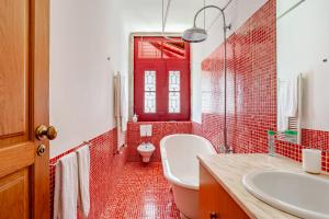 un bagno con vasca, WC e lavandino di Casa dos Avós a Perre Altre 35 foto
