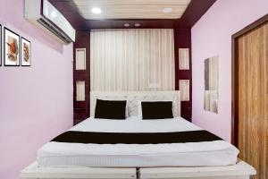 Un pat sau paturi într-o cameră la SPOT ON Isshu Hotel And Restaurant