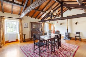 una sala da pranzo con tavolo e sedie di Casa dos Avós a Perre