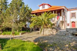 una casa con una palma di fronte di Casa dos Avós a Perre