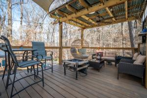 阿森斯Charming Hideaway 1 BR APT 10 min to UGA的带桌椅的封闭式门廊