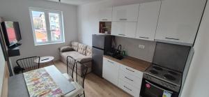 cocina con sofá y mesa en TESLA 132 Apartment 9, en Bitola 10 fotos más