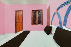 Giường trong phòng chung tại SPOT ON by OYO S R Palace +21 ảnh