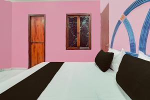 Giường trong phòng chung tại SPOT ON by OYO S R Palace