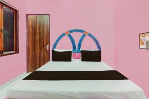 Giường trong phòng chung tại SPOT ON by OYO S R Palace