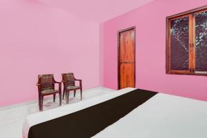 Giường trong phòng chung tại SPOT ON by OYO S R Palace