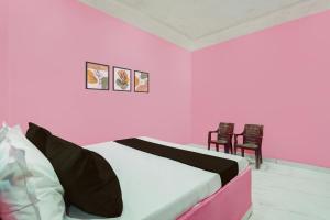 Giường trong phòng chung tại SPOT ON by OYO S R Palace