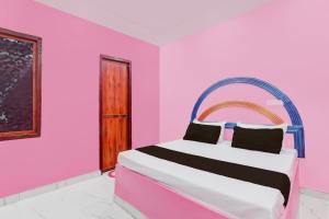 Postel nebo postele na pokoji v ubytování SPOT ON by OYO S R Palace