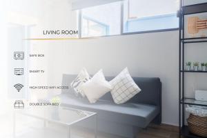 una sala de estar con almohadas en un sofá en ZIELO BRASIL Historic Center, en Ciudad de México