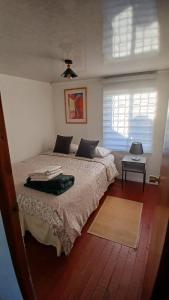 Ένα ή περισσότερα κρεβάτια σε δωμάτιο στο Linda cabaña con salida al Lago Rapel