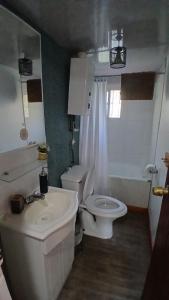 Ένα μπάνιο στο Linda cabaña con salida al Lago Rapel +22 φωτογραφίες