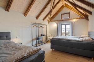 Postel nebo postele na pokoji v ubytování Visionary Hospitality Bassersdorf, Zürich - Premium Apartments in Swiss Style with Free Parking, Washer, Kitchen, Terrace, Vaulted Cellar Event Room, Bus Stop, 15' City & Airport