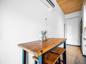 een houten tafel in een kamer met 2 stoelen bij Uprise 3 Bridgewater Lofts in Spokane