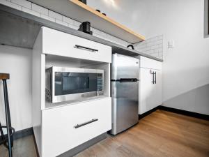 een keuken met een koelkast en een magnetron bij Uprise 3 Bridgewater Lofts in Spokane