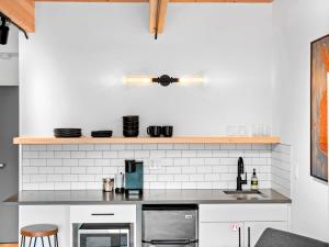 een keuken met witte muren en een aanrecht bij Uprise 3 Bridgewater Lofts in Spokane