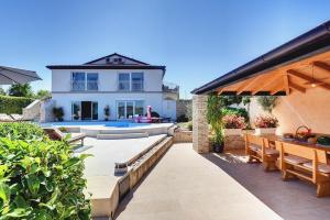 een villa met een zwembad en een huis bij Villa Allegra in Kanfanar