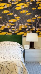 En eller flere senge i et værelse på Glass & Charme - Central Suite