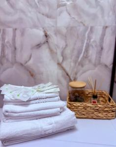 una pila di asciugamani accanto a un cesto di asciugamani di Harmony Suite a Baia Mare