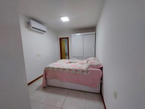 Giường trong phòng chung tại Apartamento 2 Quantos com ar Condicionado na quadra da Praia de Itaparica +45 ảnh