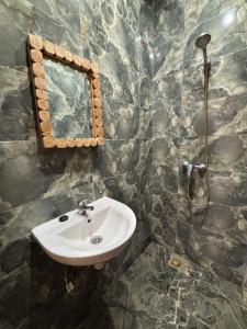 een badkamer met een wastafel en een spiegel bij Breeze surf lodge in Tamraght Ouzdar +75 foto's