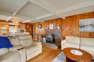 Χώρος καθιστικού στο The Swedish Fish Getaway on Lake Saint Clair!