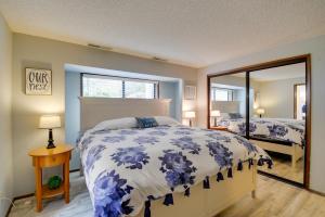 Ένα ή περισσότερα κρεβάτια σε δωμάτιο στο The Swedish Fish Getaway on Lake Saint Clair!