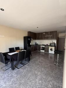ルハン・デ・クージョにあるLos Álamos - Casa moderna y ampliaの部屋にテーブルと椅子のあるキッチン +6枚の写真