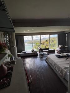 Кровать или кровати в номере Habitación en Guatape Lake Suite