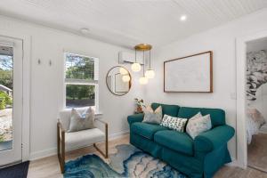 Et opholdsområde på Adorable Updated Cottage Walk to Water