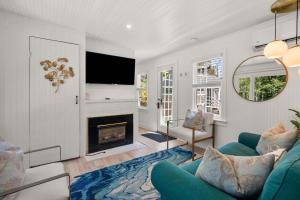 Et tv og/eller underholdning på Adorable Updated Cottage Walk to Water + 25 billeder