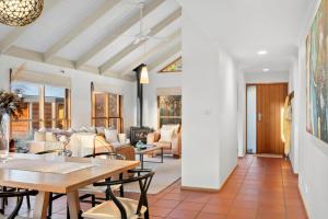 un soggiorno con tavolo e sedie di Coastal Timber Escape with Pool a Ocean Grove