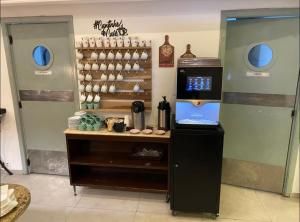 a coffee shop with a counter and a coffee machine at Apart-hotel coração do jardins com manobrista e limpeza diária in São Paulo