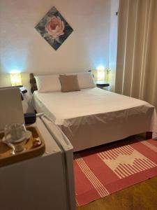 ein Schlafzimmer mit einem Bett und einem Tisch mit einem Tablett in der Unterkunft Recanto caracol in Alto Paraíso de Goiás