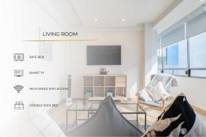 sala de estar con TV y silla en ZIELO BRASIL Historic Center, en Ciudad de México