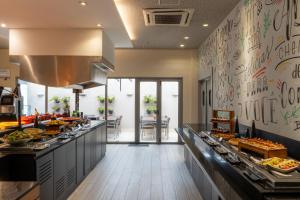 a buffet line in a restaurant with a lot of food at Novotel RJ Praia de Botafogo in Rio de Janeiro