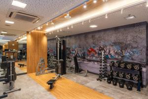 a gym with a large mural on the wall at Novotel RJ Praia de Botafogo in Rio de Janeiro