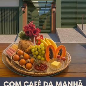 een dienblad met groenten en fruit op tafel bij Acolhedor ao lado de Vinícola e Centro in Espirito Santo Do Pinhal