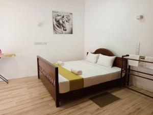 Ένα ή περισσότερα κρεβάτια σε δωμάτιο στο Cozy Modern Home in Thalawathugoda - Midtown Trace Stay