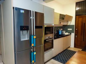 Η κουζίνα ή μικρή κουζίνα στο Cozy Modern Home in Thalawathugoda - Midtown Trace Stay