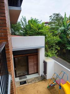 Φωτογραφία από το άλμπουμ του Cozy Modern Home in Thalawathugoda - Midtown Trace Stay σε Nikawatawana