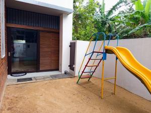 Ο χώρος παιχνιδιού για παιδιά στο Cozy Modern Home in Thalawathugoda - Midtown Trace Stay